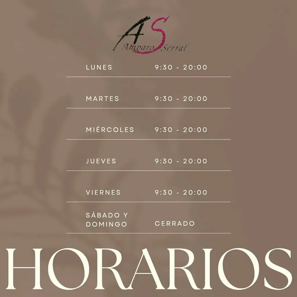 Horario comercial sobre fondo marrón. Abierto de lunes a viernes de 9:30 a 23:00, cerrado los fines de semana. Logotipo en la parte superior.