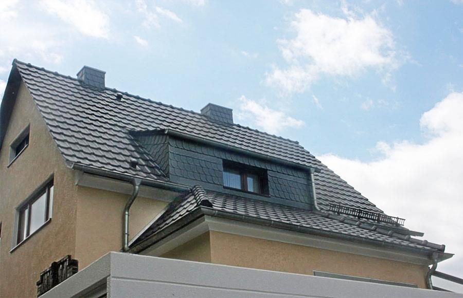 Ein Haus mit einem Dach, auf dem sich ein Fenster befindet