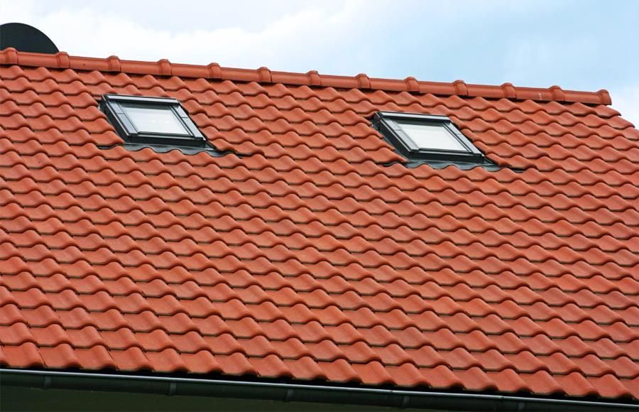 Ein rotes Ziegeldach mit zwei Oberlichtern.