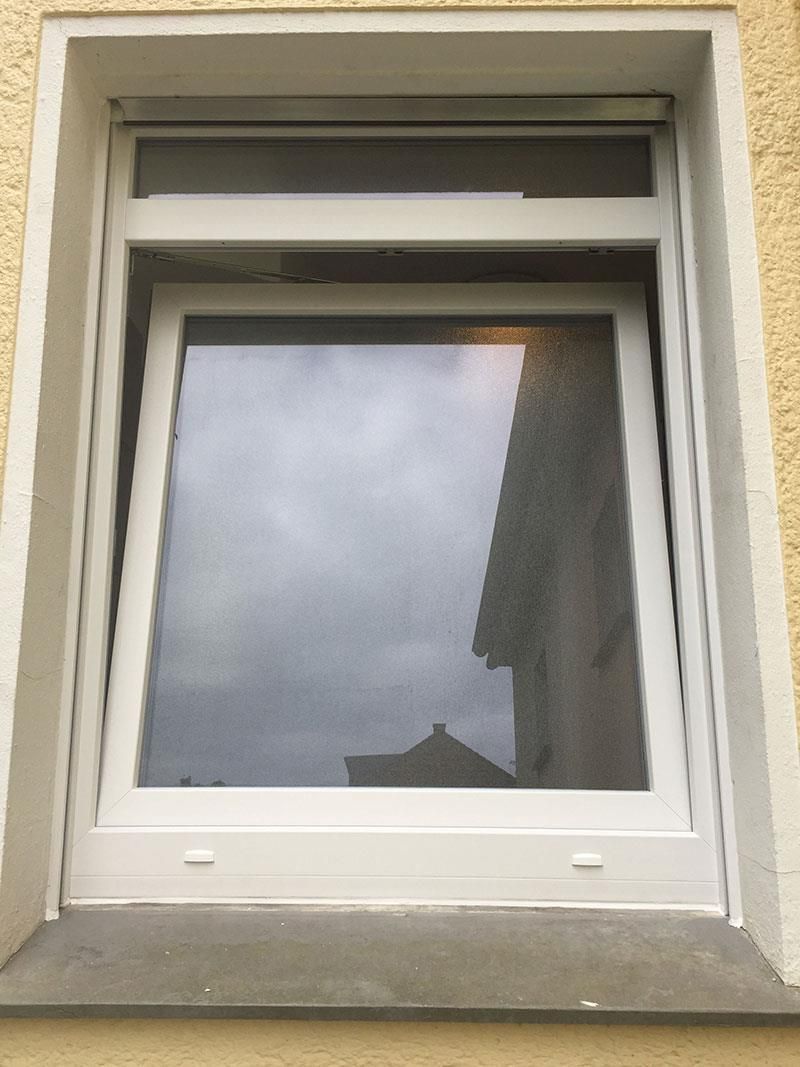 Ein weißes Fenster an der Seite eines Gebäudes