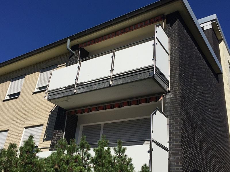 Ein Balkon an der Seite eines Backsteingebäudes