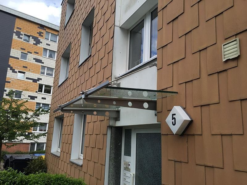 Ein Gebäude mit der Nummer 5 an der Seite