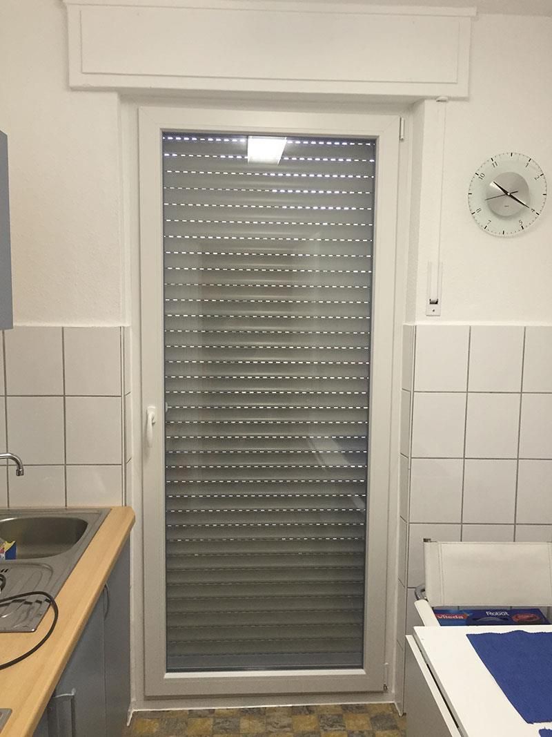 Eine Küche mit einer Uhr an der Wand über der Tür