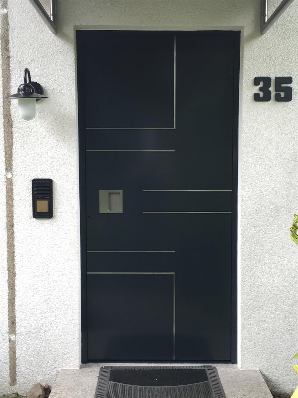 Eine schwarze Tür mit der Nummer 35 darauf