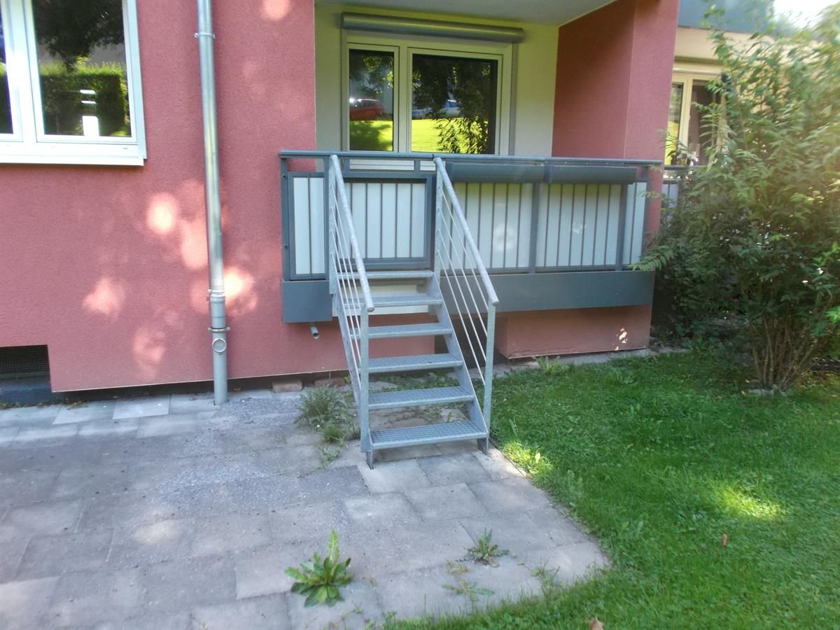 Eine Treppe, die zu einem Balkon an der Seite eines Gebäudes führt