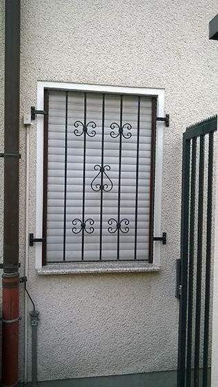 Ein Fenster mit einem schmiedeeisernen Gitter darauf