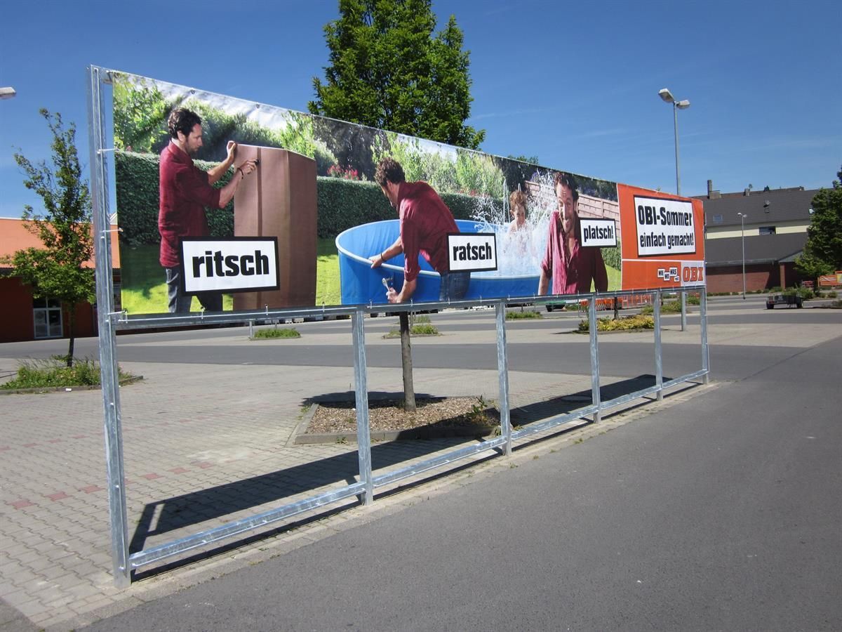 Eine Plakatwand mit einem Bild eines Mannes und einem Schild mit der Aufschrift „Ritsch“
