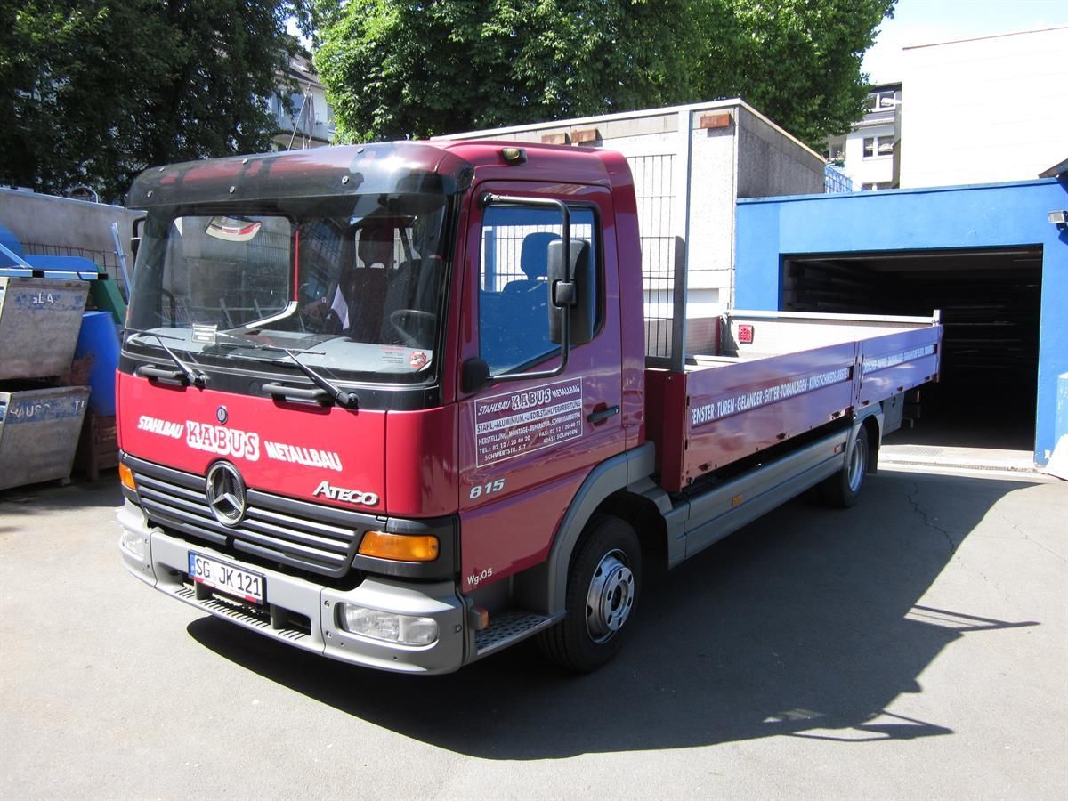 Ein roter Mercedes-Truck steht auf einem Parkplatz