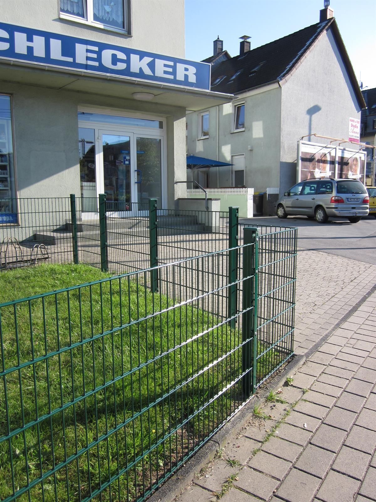 Ein Gebäude mit einem Schild mit der Aufschrift „Chlecker“ darauf