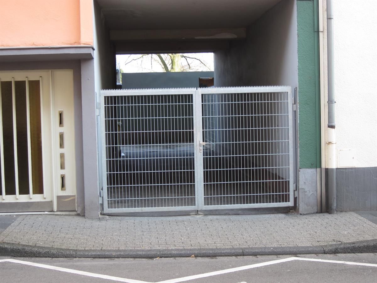 Ein Gebäude mit einem Tor, das ein Gittermuster aufweist