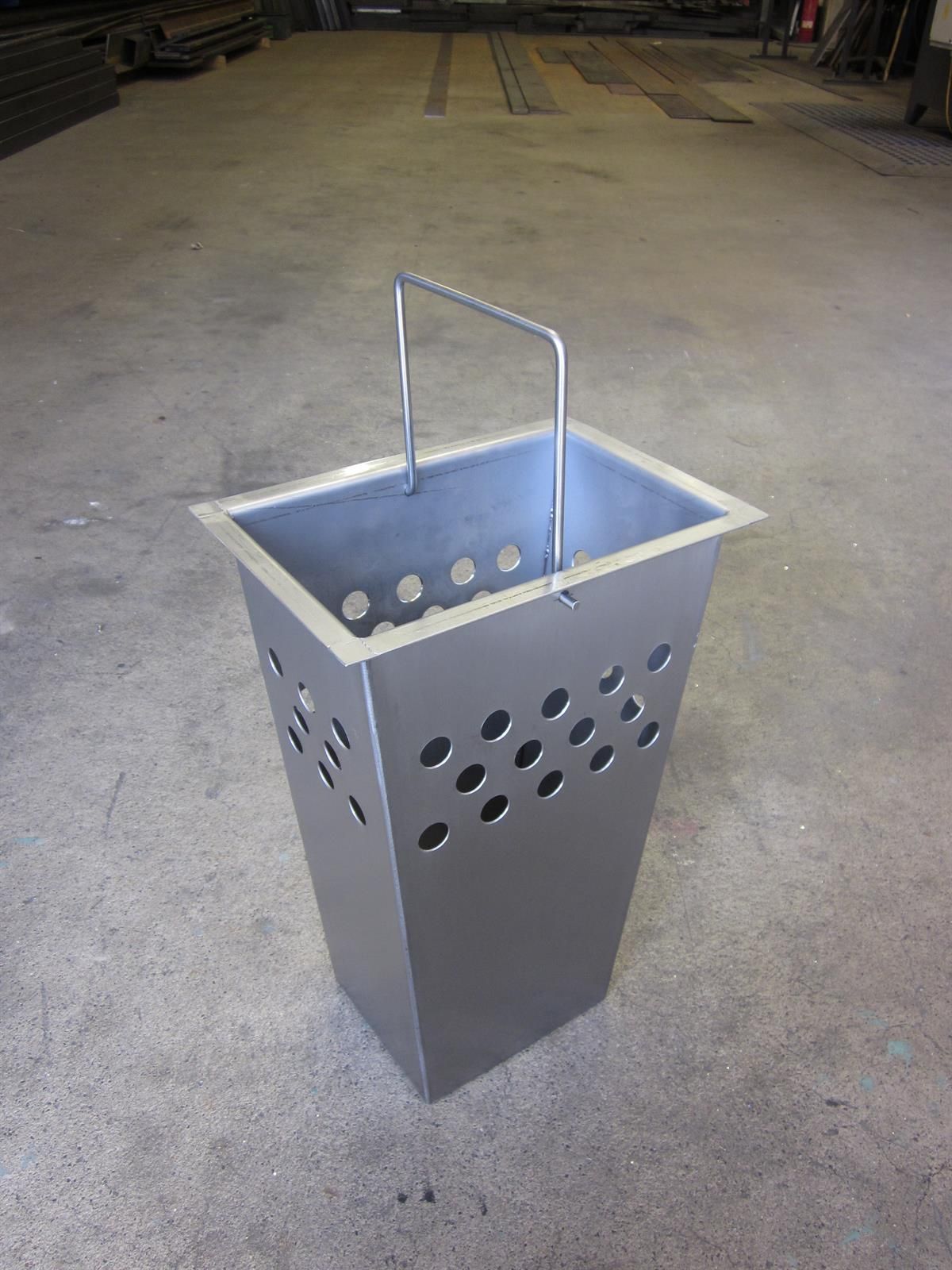 Ein Metallkorb mit Löchern und einem Griff