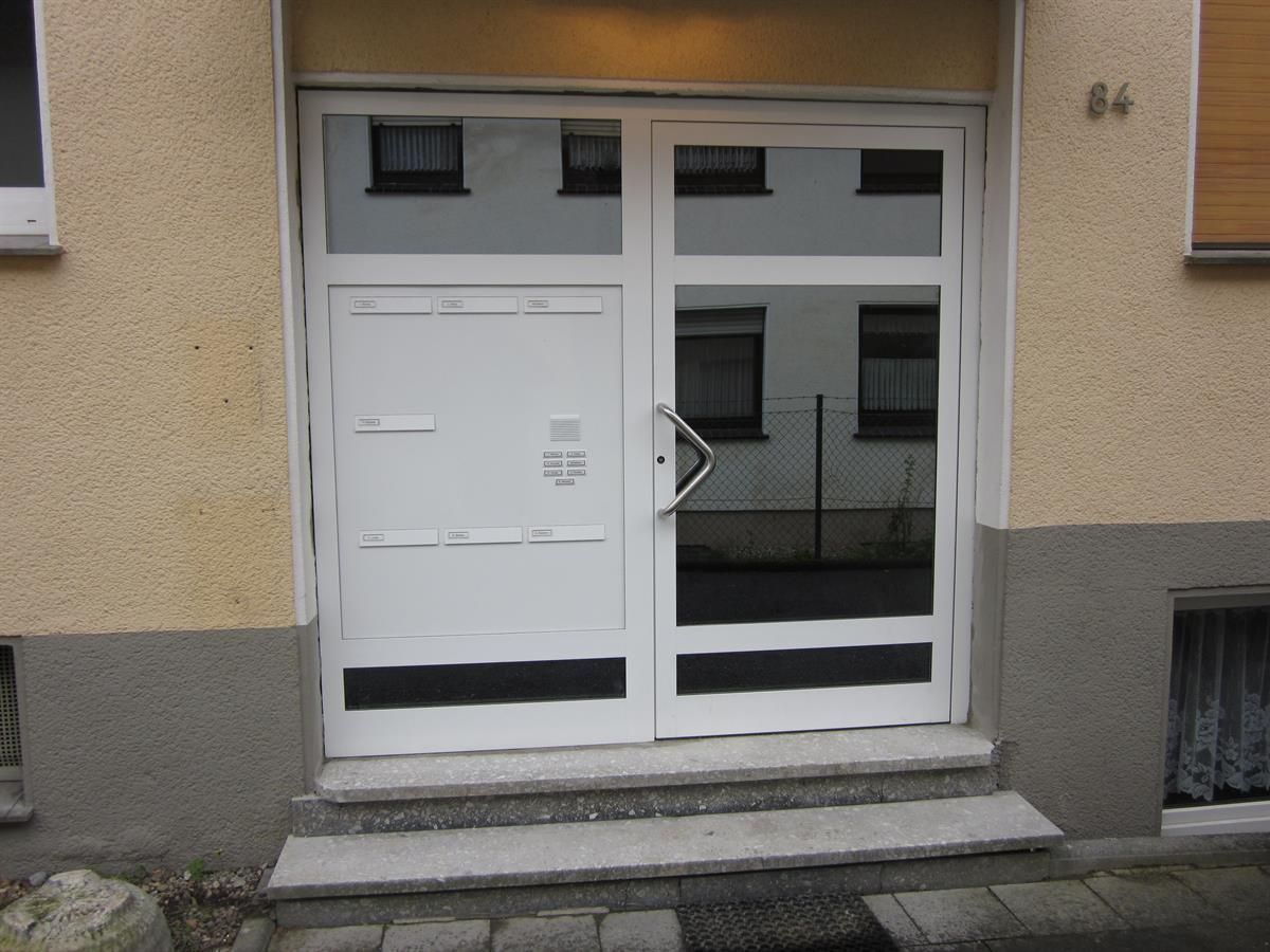 Ein Gebäude mit der Nummer 84 darauf