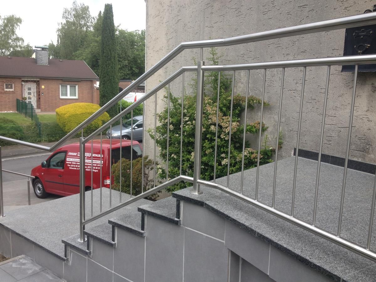 Ein roter Lieferwagen steht vor einer Treppe