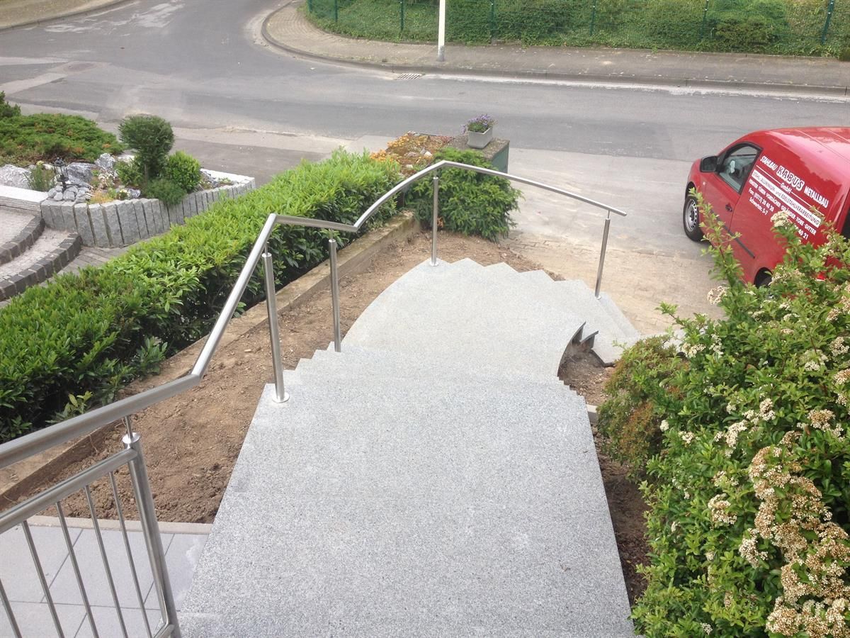 Ein roter Lieferwagen steht neben einer Treppe