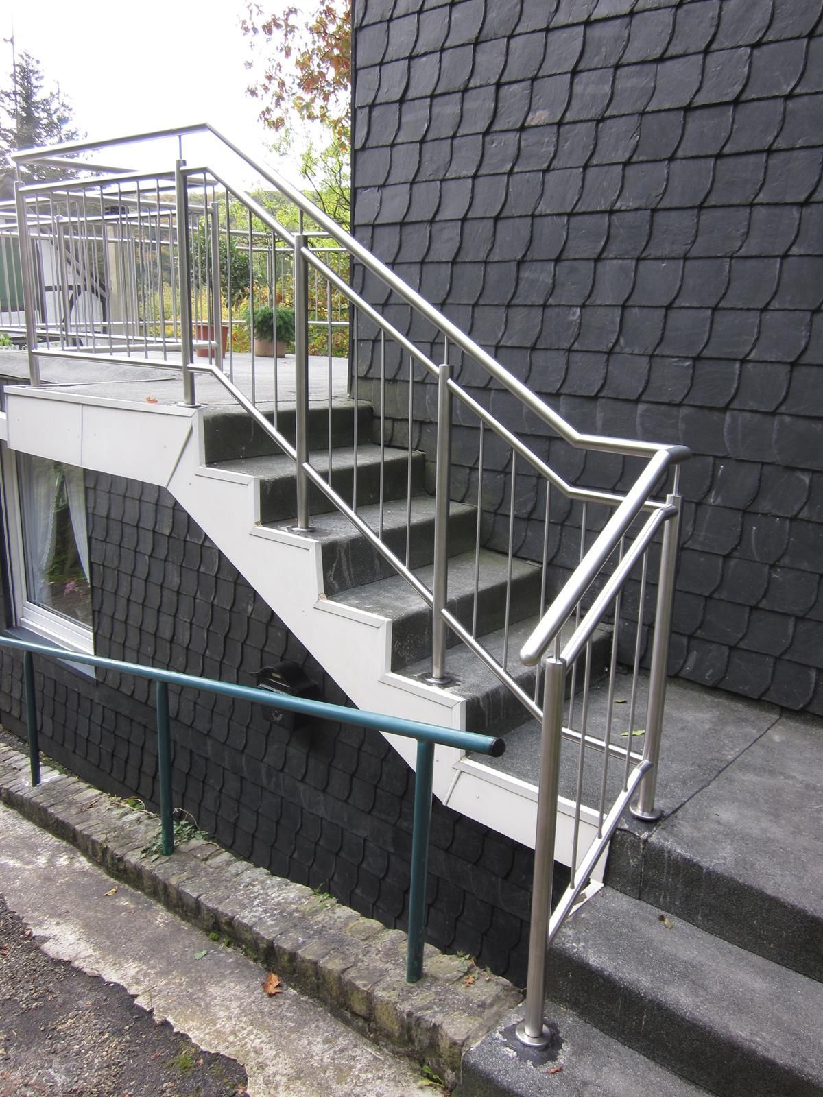 Eine Treppe mit Edelstahlgeländer