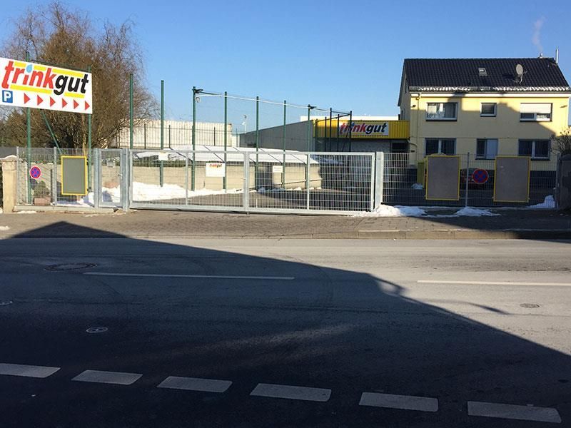 Ein gelbes Gebäude mit einem Schild mit der Aufschrift Trinkgut