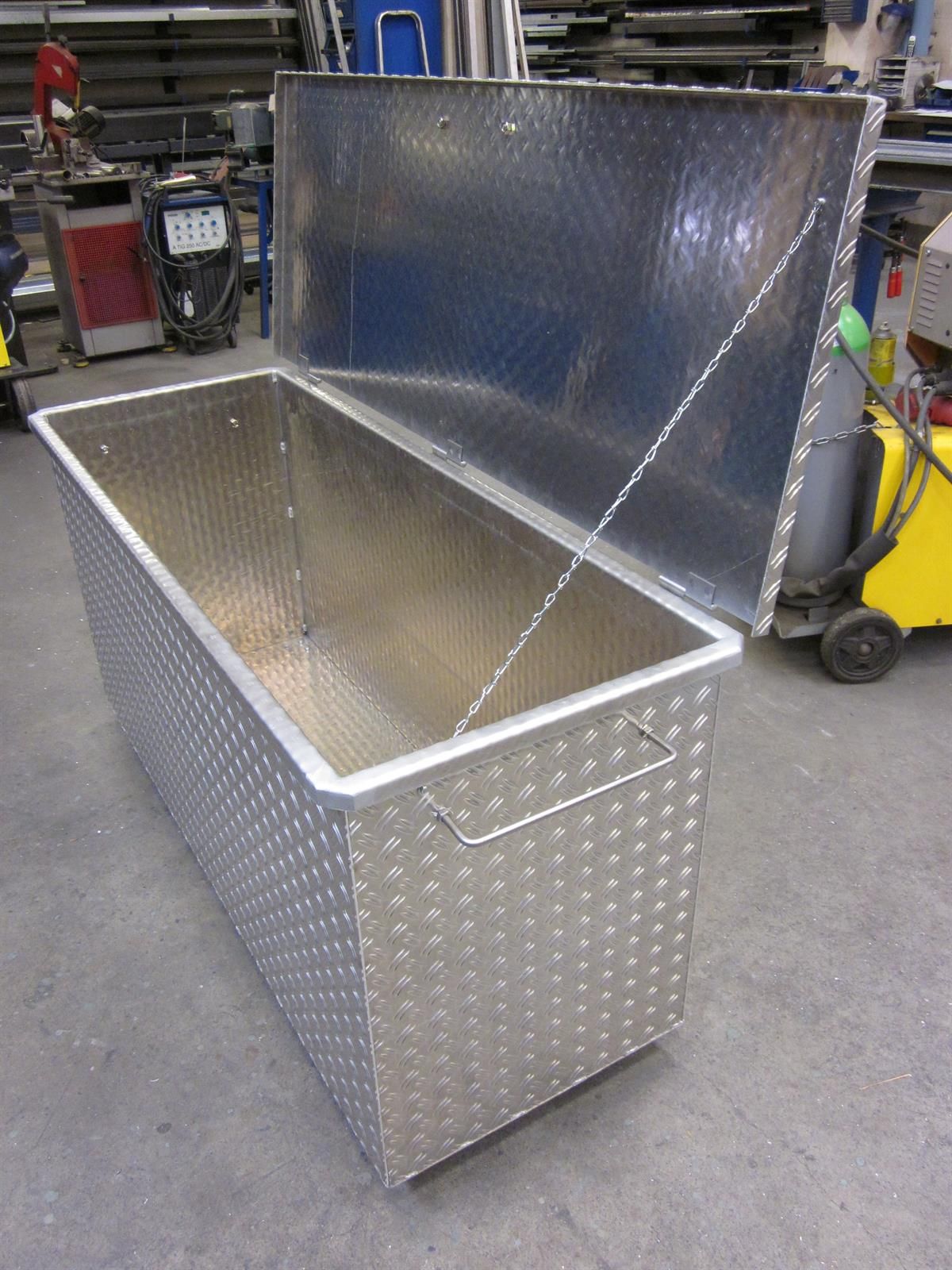 Eine große Aluminiumbox mit geöffnetem Deckel
