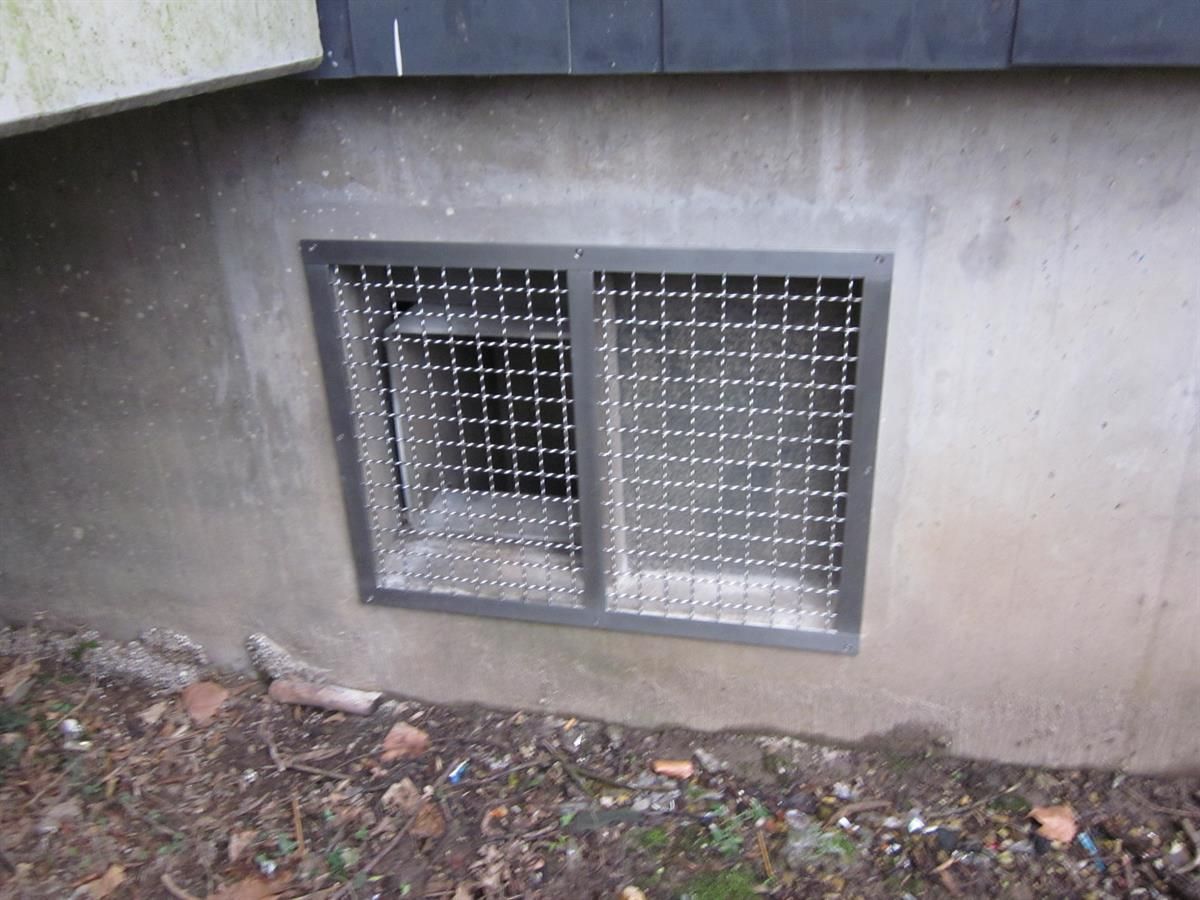 Ein Fenster mit einem Metallgitter an der Seite
