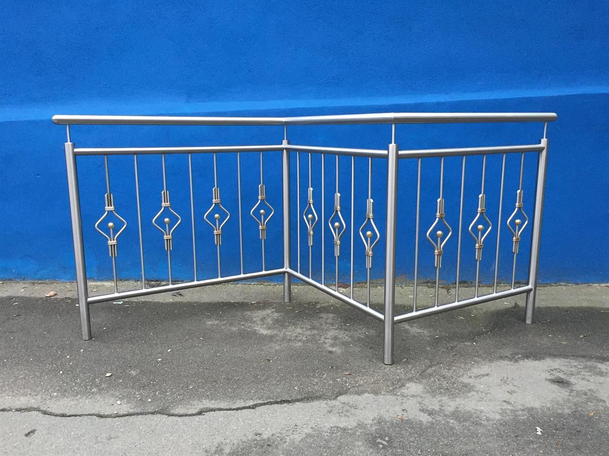 Ein Edelstahlgeländer steht vor einer blauen Wand