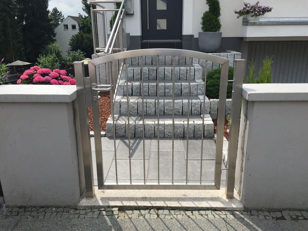 Ein Edelstahltor vor einem Haus