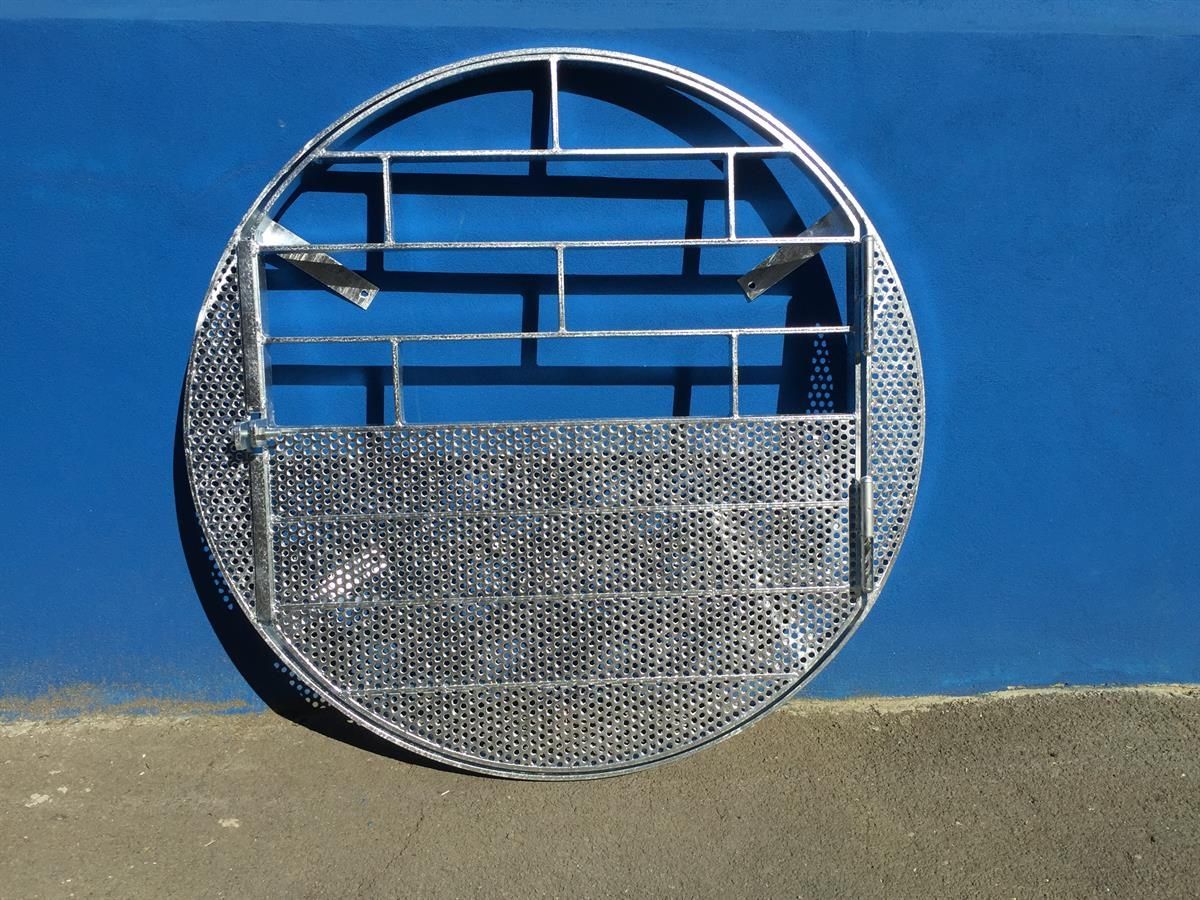 Ein runder Metallgegenstand steht vor einer blauen Wand