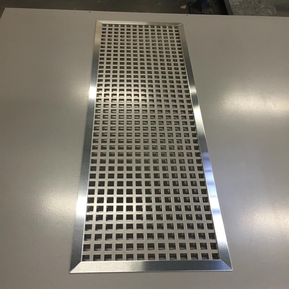 Ein Edelstahlgitter liegt auf einem Tisch