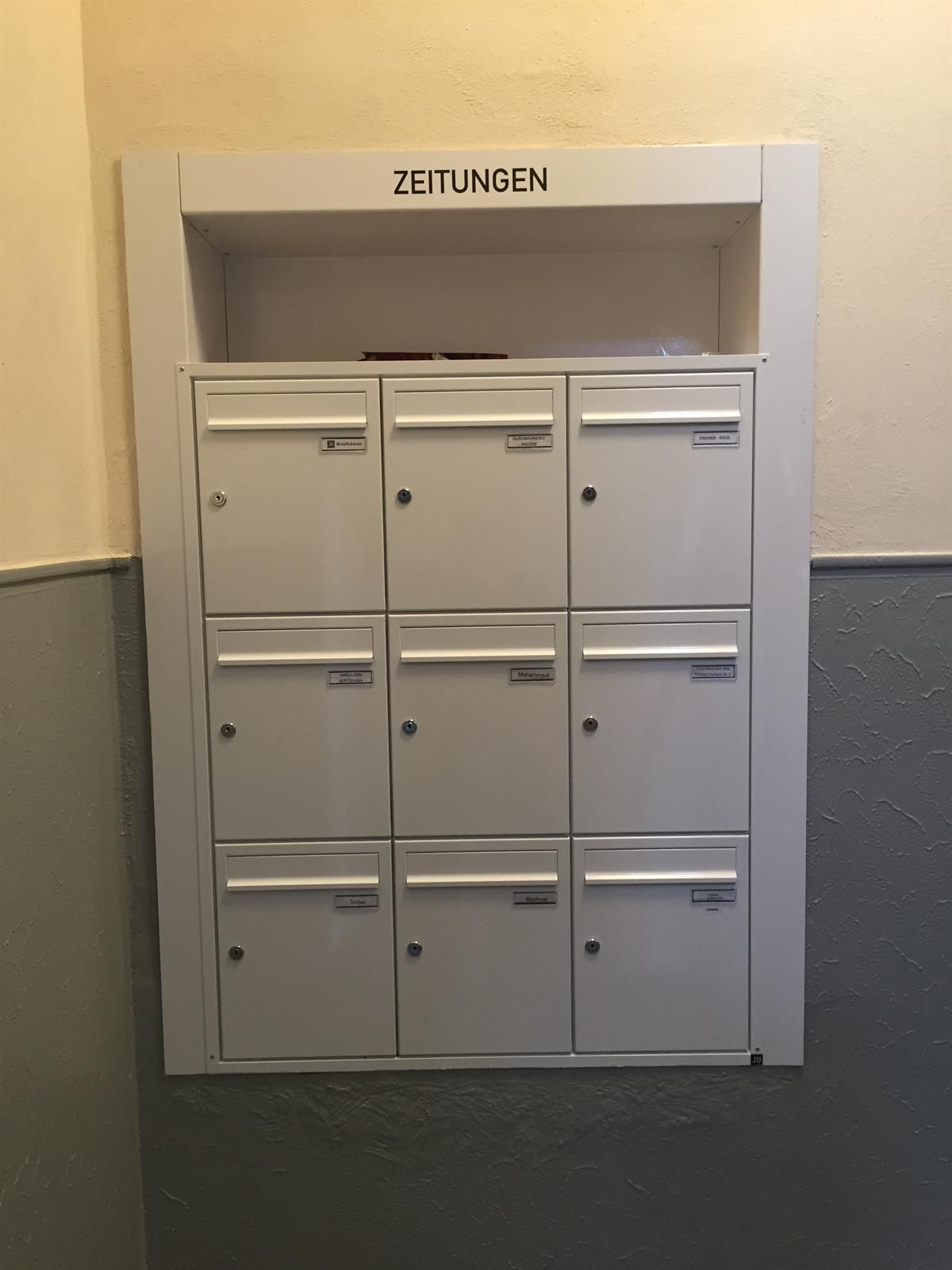 Eine Reihe weißer Briefkästen mit dem Wort Zetlingen auf der Oberseite
