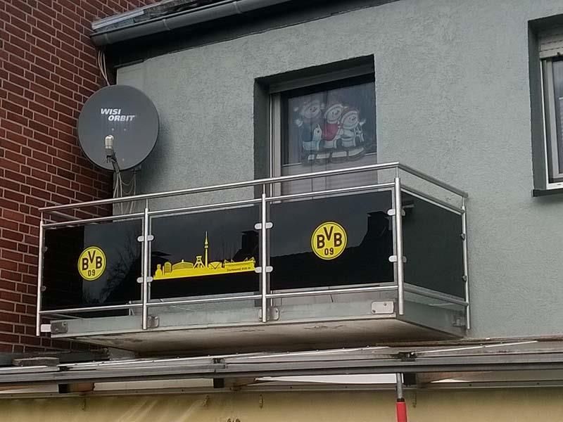 Ein Balkon mit einem BVB-Logo darauf