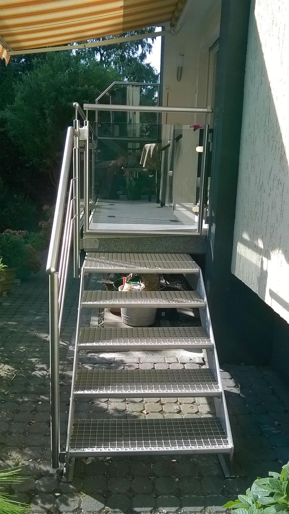 Eine Treppe, die zu einem Balkon an der Seite eines Gebäudes führt