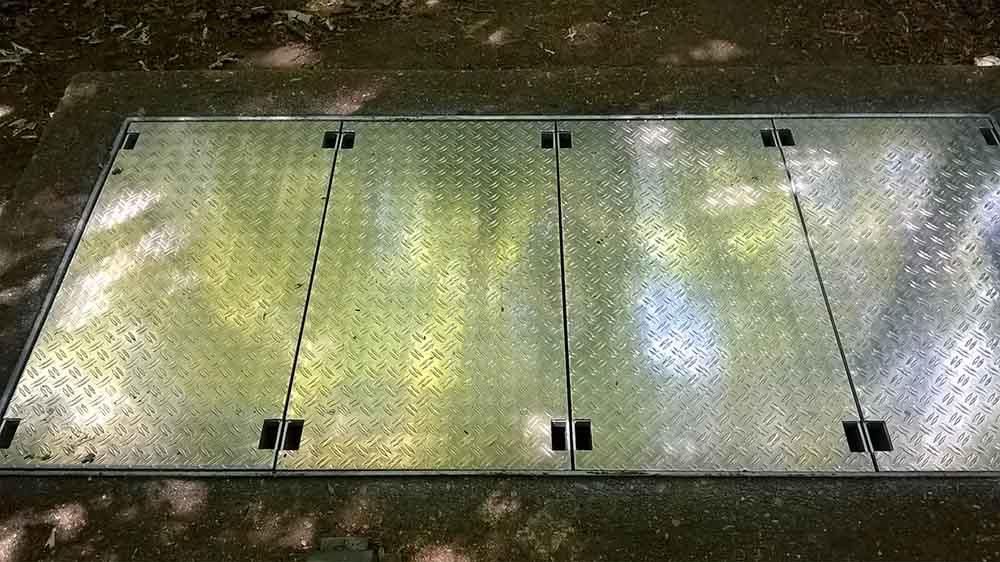 Im Wald steht ein Metalltablett auf dem Boden.
