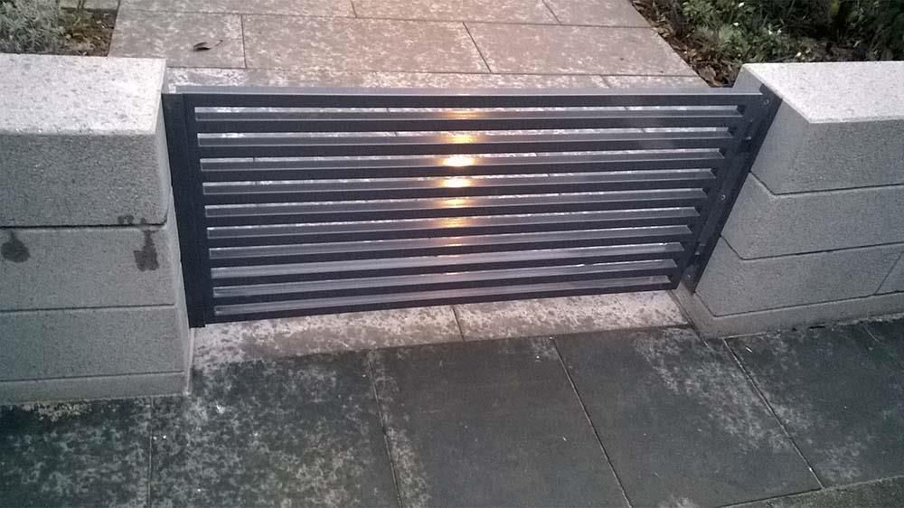 Ein Metalltor mit einem Licht dahinter