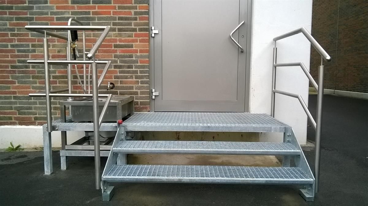 Eine Reihe von Metalltreppen, die zu einer Tür führen