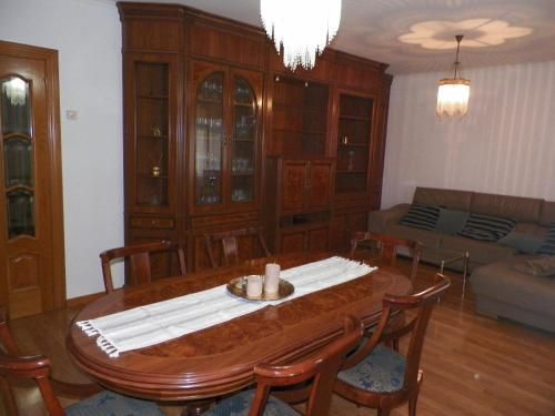 Una sala de estar con una mesa y sillas y un sofá.