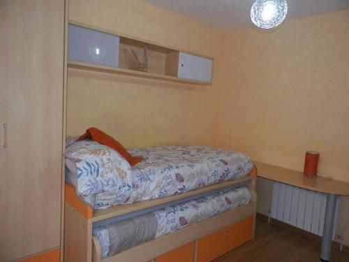 Un dormitorio con una litera y un escritorio.