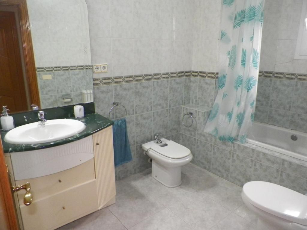 Un baño con lavabo, inodoro y bañera.