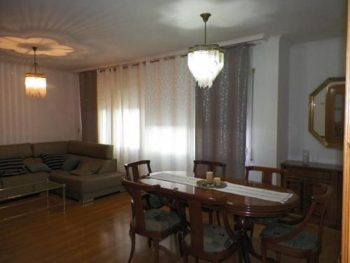 Una sala de estar con una mesa y sillas y un sofá.