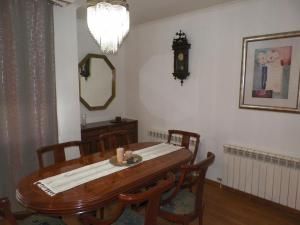 Un comedor con una mesa y sillas y un reloj en la pared.