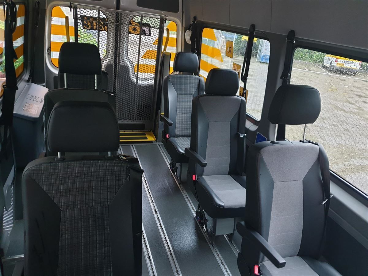 Das Innere eines Lieferwagens mit Sitzen und einer Rampe