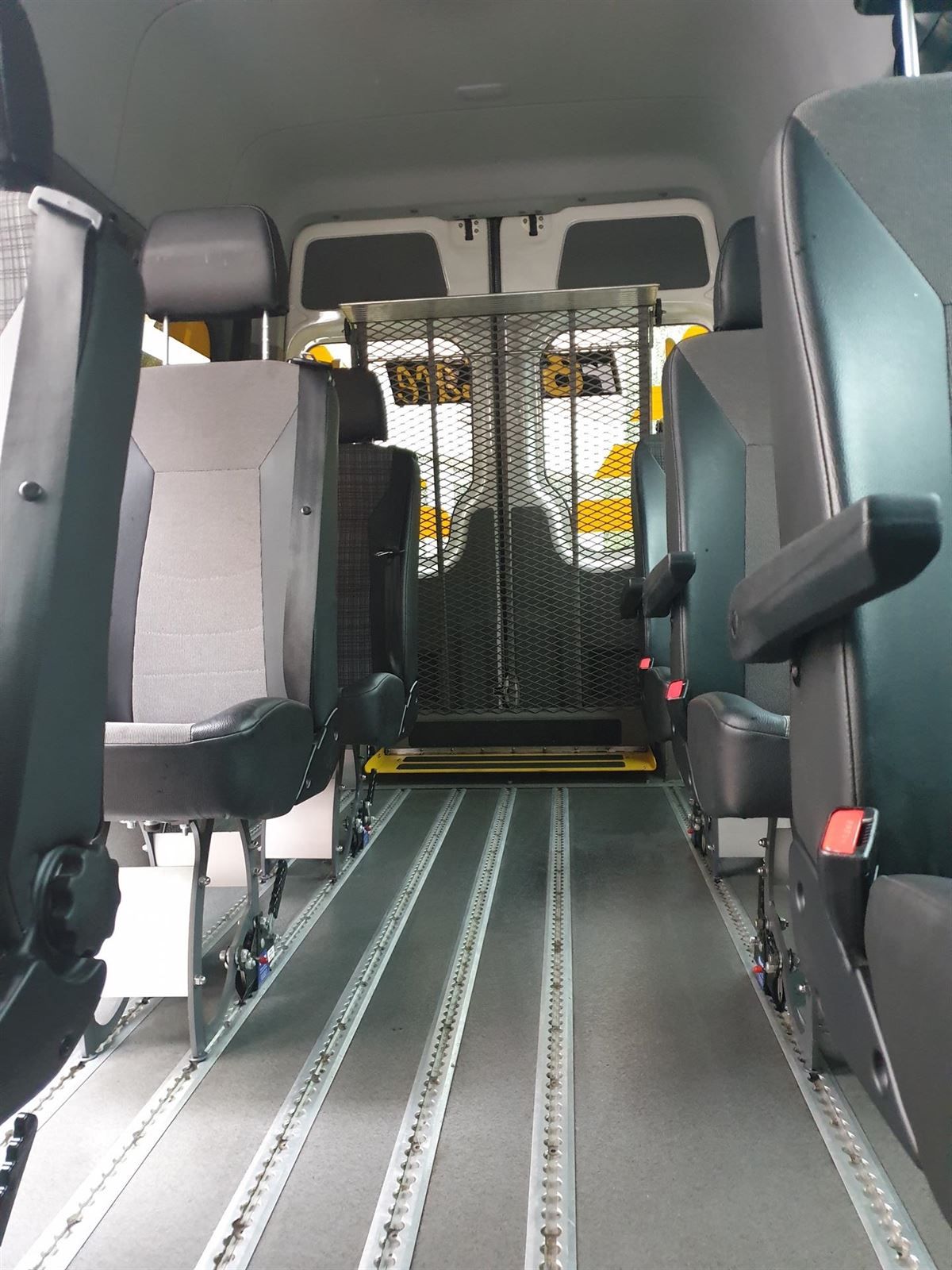 Das Innere eines Lieferwagens mit Rollstuhllift