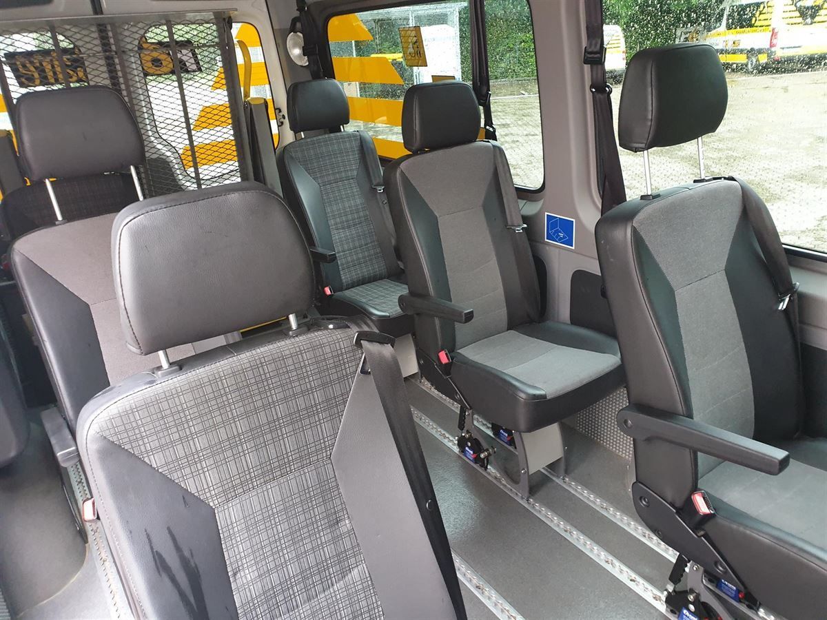 Das Innere eines Lieferwagens mit einem Schild an der Wand, auf dem DN15 steht