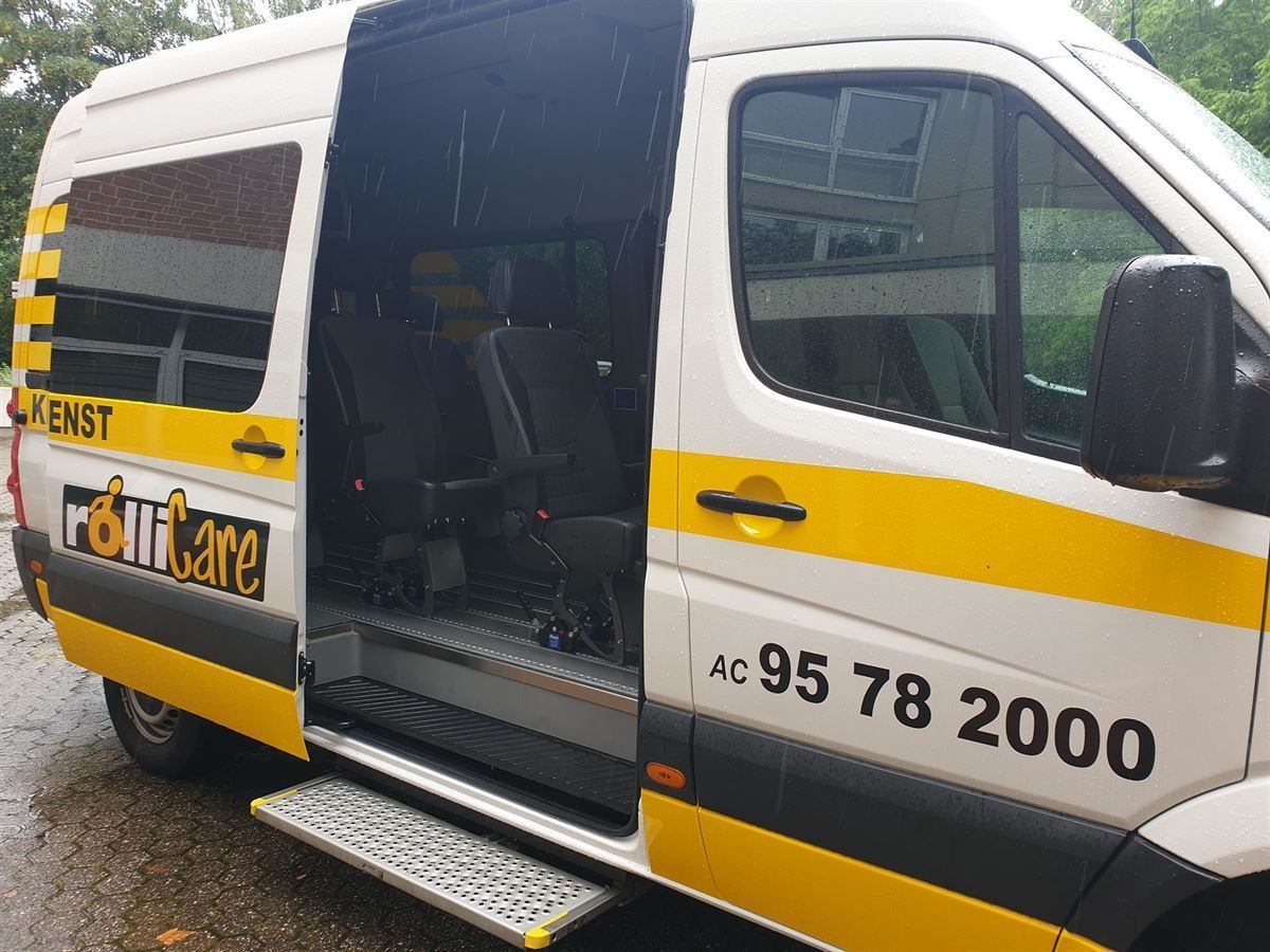 Ein weiß-gelber Lieferwagen trägt die Nummer 95 78 2000 auf der Seite