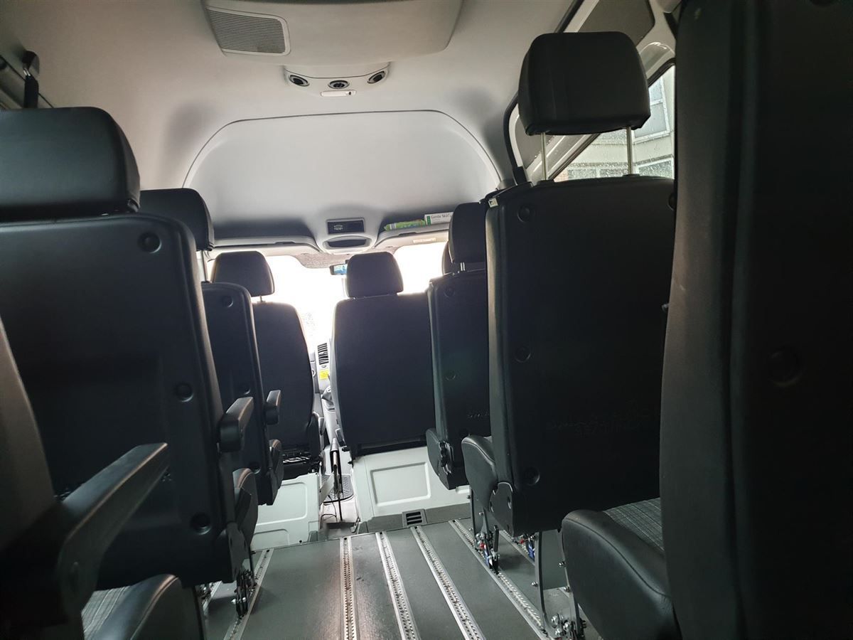 Das Innere eines Vans mit vielen Sitzplätzen