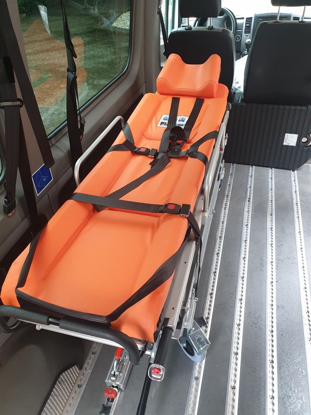 Eine orangefarbene Trage auf der Rückseite eines Krankenwagens