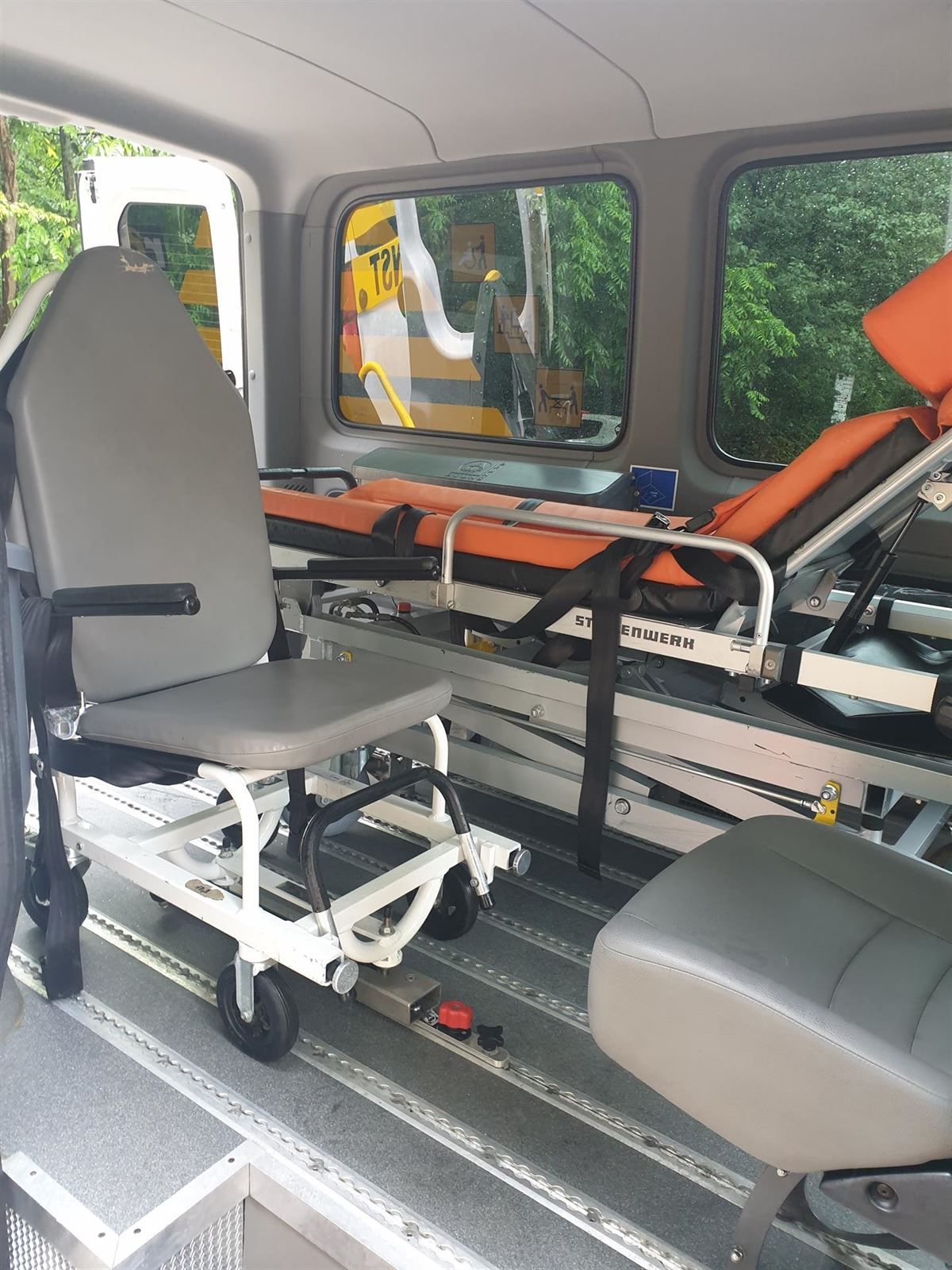 Das Innere eines Krankenwagens mit einem Rollstuhl und einer Trage