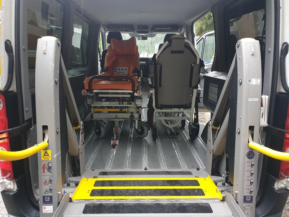 Ein Krankenwagen steht hinten in einem Lieferwagen
