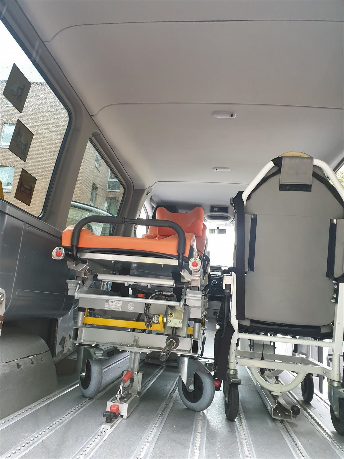 Ein Krankenwagen mit einem Rollstuhl auf der Ladefläche