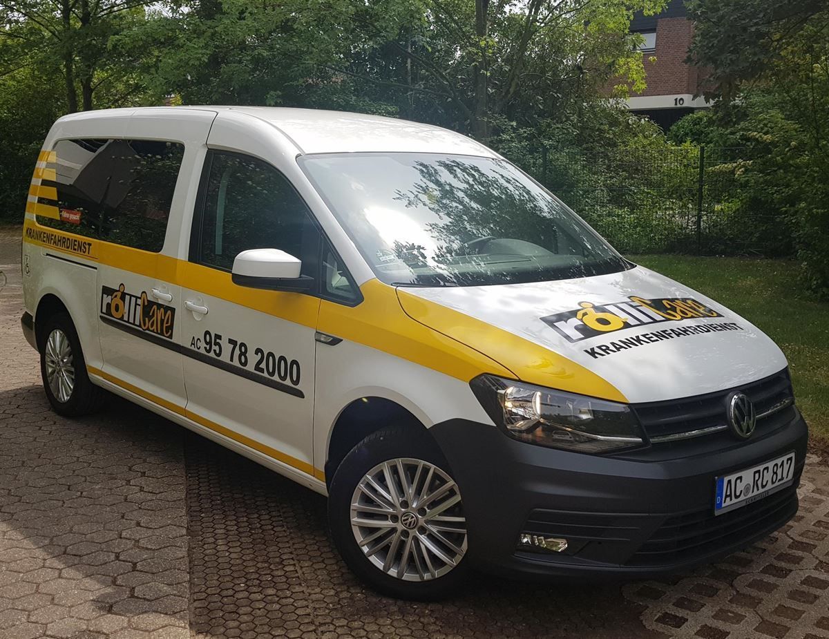 Ein weiß-gelber Lieferwagen mit dem Wort „Taxi“ auf der Seite