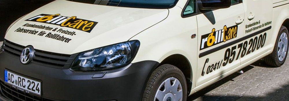 Ein weißer Lieferwagen mit einem Nummernschild mit der Aufschrift „NM524“