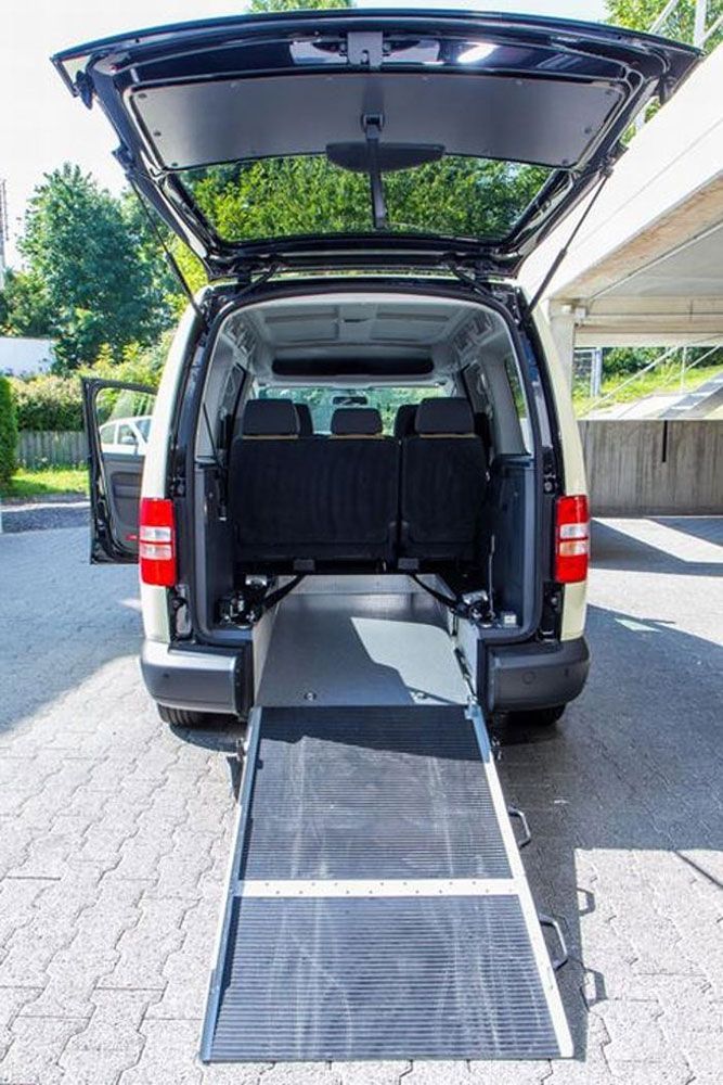 Ein Lieferwagen mit einer Rampe an der Rückseite