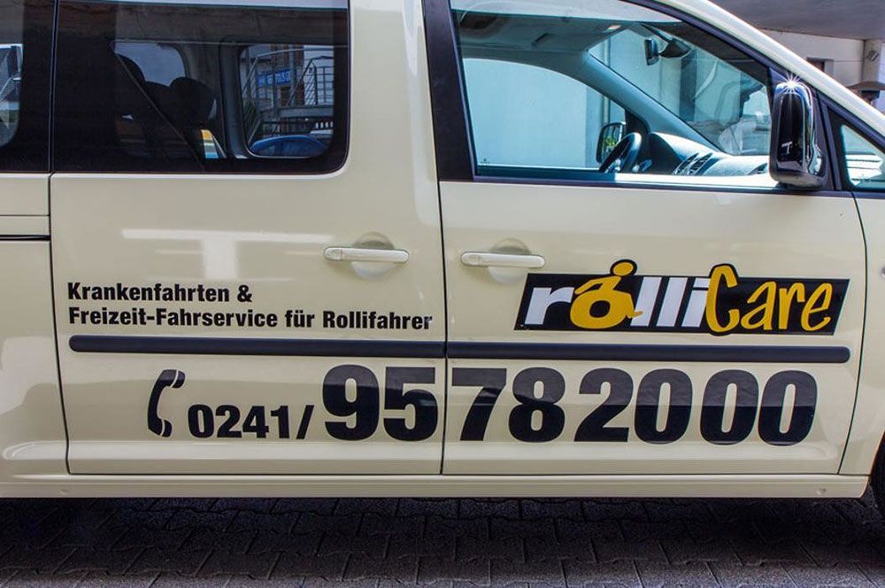 Ein weißer Lieferwagen mit der Nummer 95782000 an der Seite